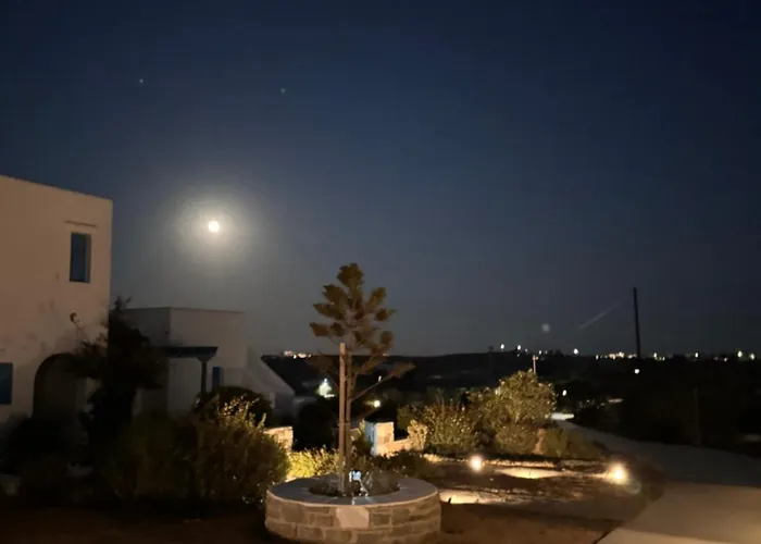 Eliza & Mike's Paros * Λογαράς