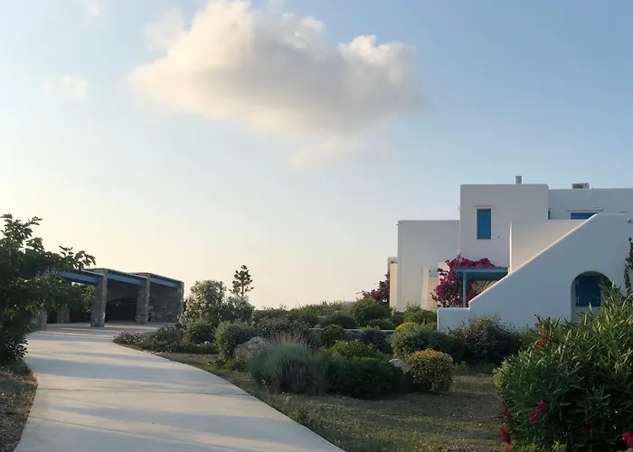 Eliza & Mike's Paros * Λογαράς