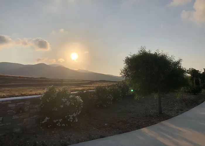 Eliza & Mike's Paros Λογαράς