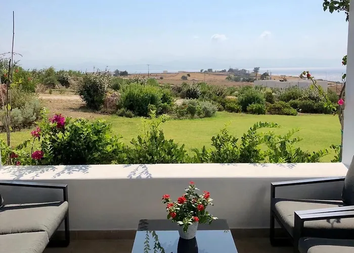 Eliza & Mike's Paros Λογαράς