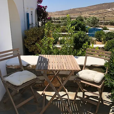 Eliza & Mike's Paros بيت للعطل