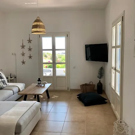 Eliza & Mike's Paros بيت للعطل