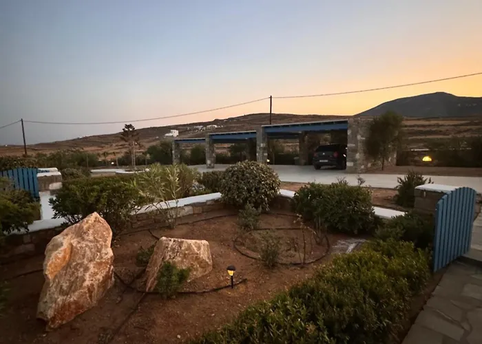 Eliza&mike's Paros Logaras